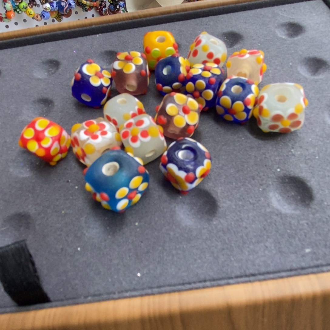 颈饰琉璃立体花方珠