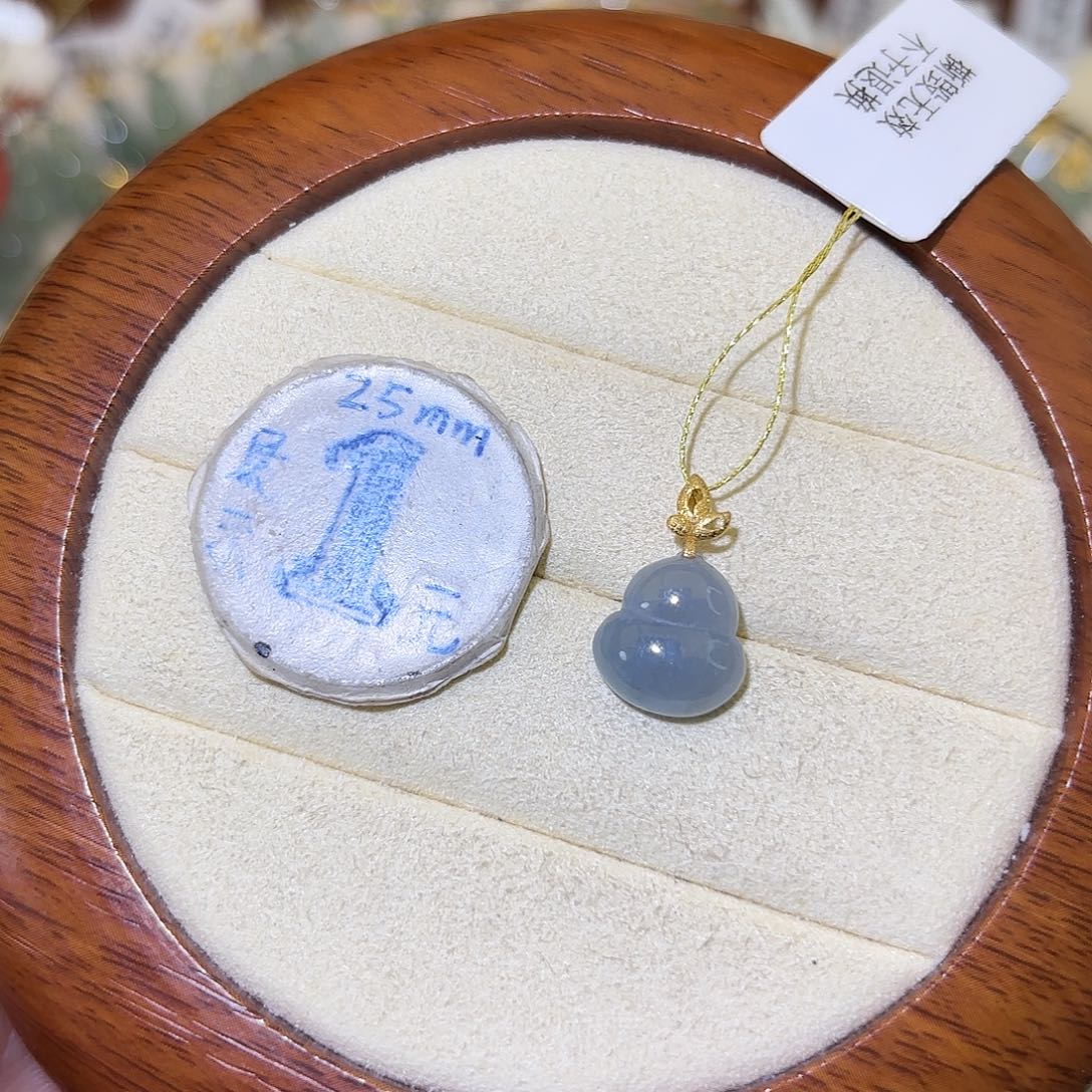 蛋***爱翡翠18K金镶嵌颈饰葫芦