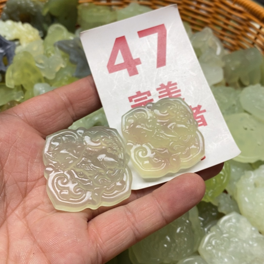 蛇纹石玉挂坠未镶嵌