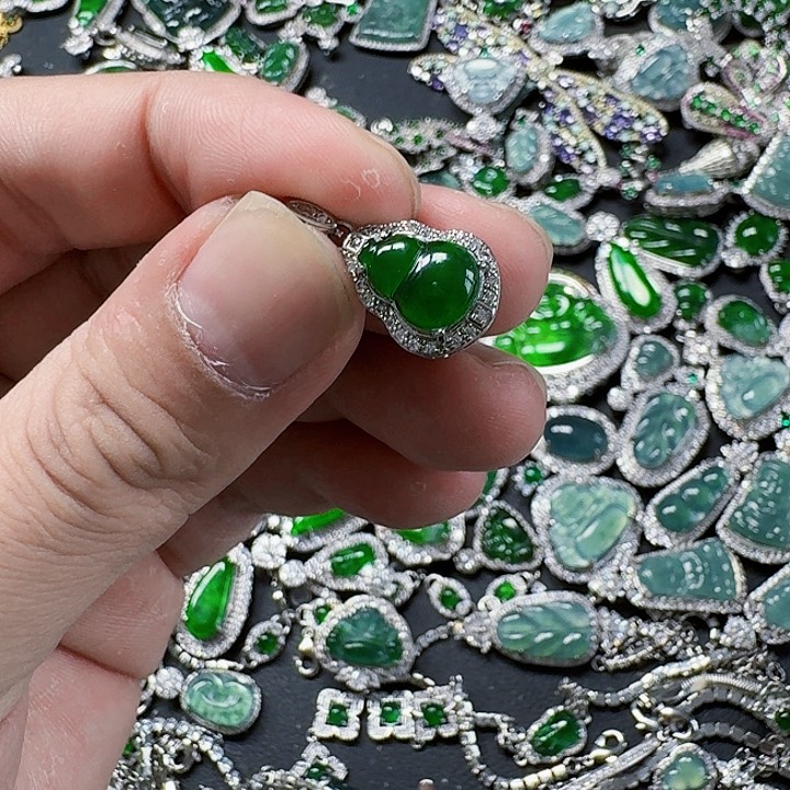 翡翠颈饰未镶嵌天然A货翡翠放漏