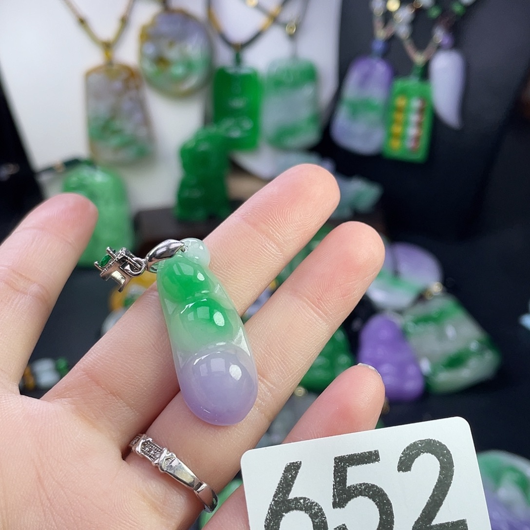 翡翠未镶嵌吊坠(赠链)