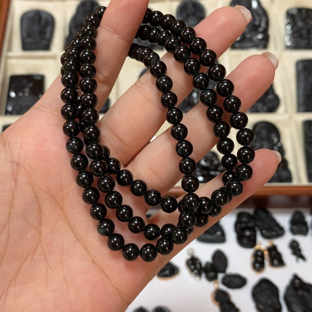 翡翠未镶嵌吊坠(赠链)阿****?翡翠