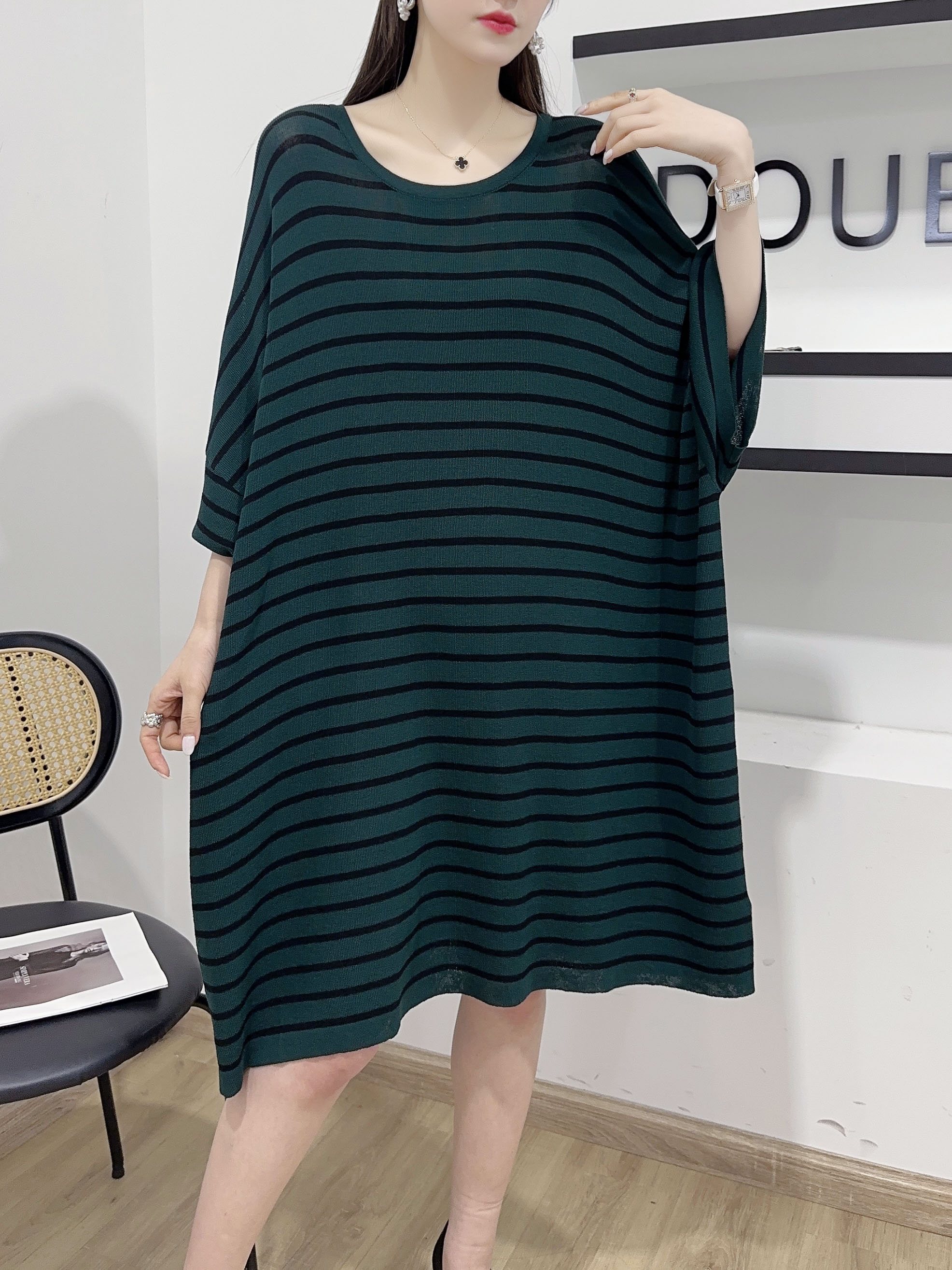 A55短春夏新款经典条纹时尚休闲百搭黑白圆领宽松针织大码女装