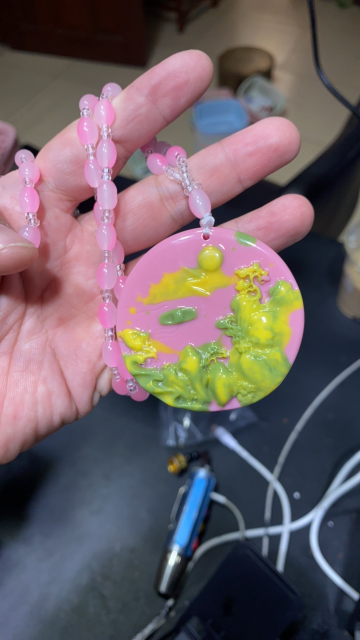 B105 粉蜜山水吊坠    