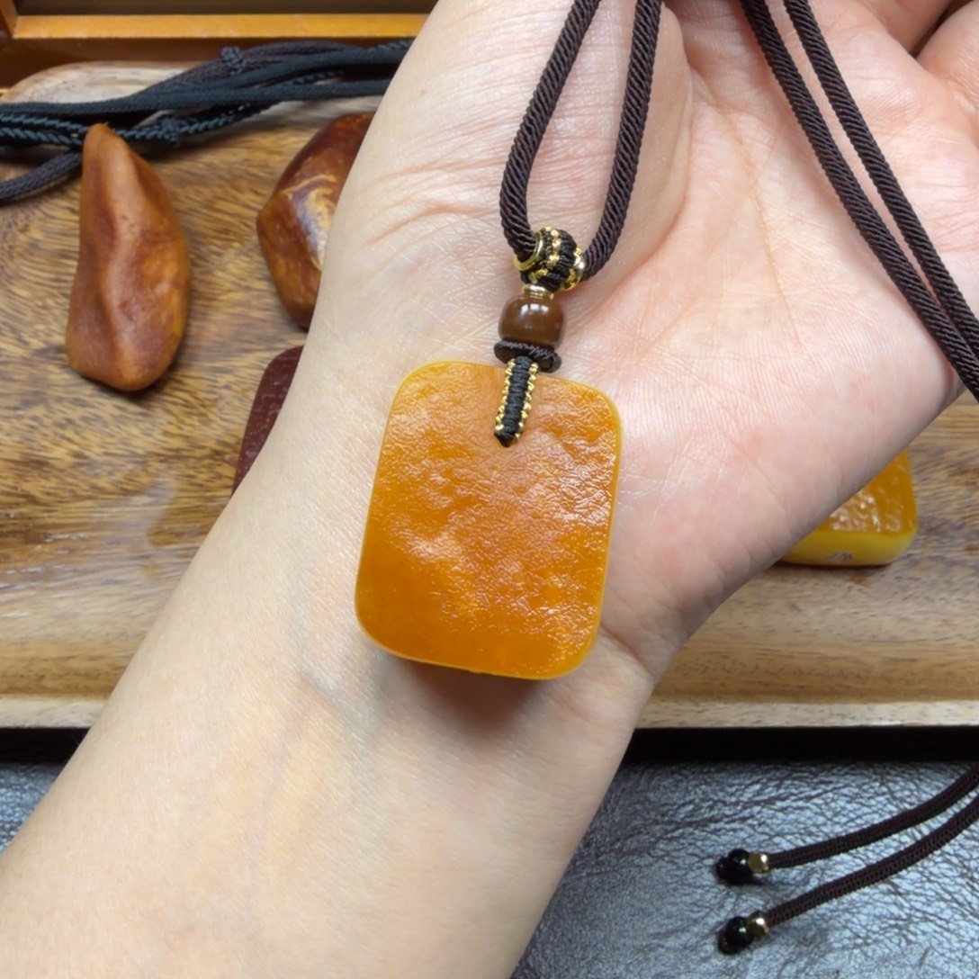 琥珀未镶嵌吊坠(赠链)