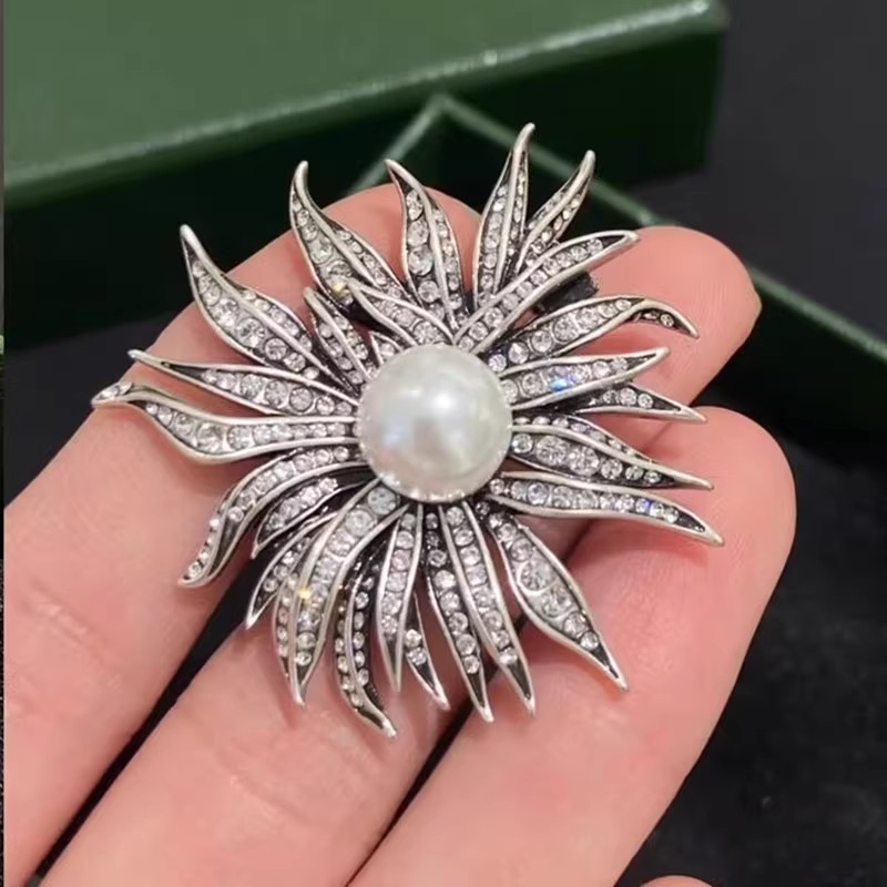 铜合金仿水晶胸针 季阿玛施新颖复古个性太阳花胸针百搭配饰品女