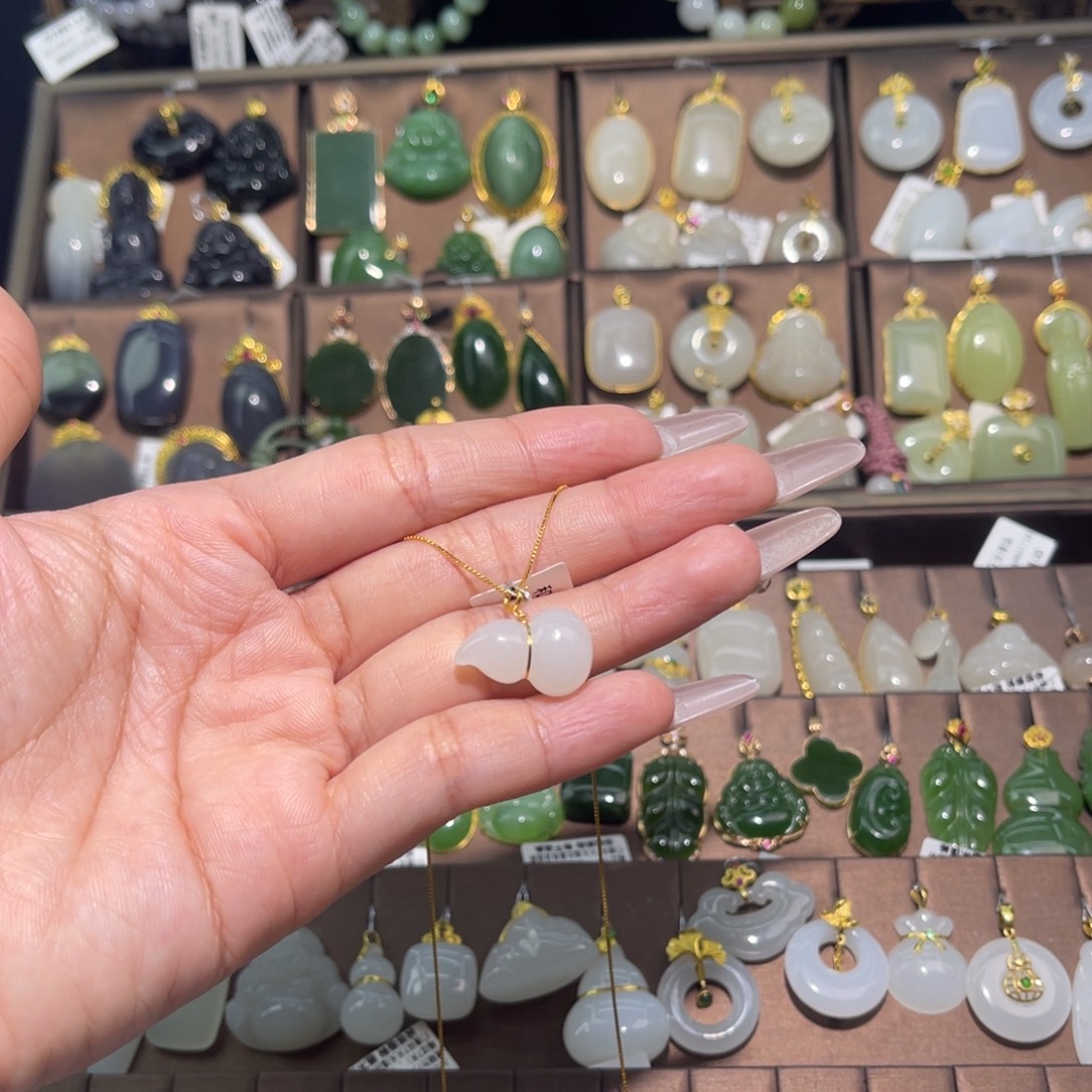 和田玉18K金镶嵌吊坠(赠链)