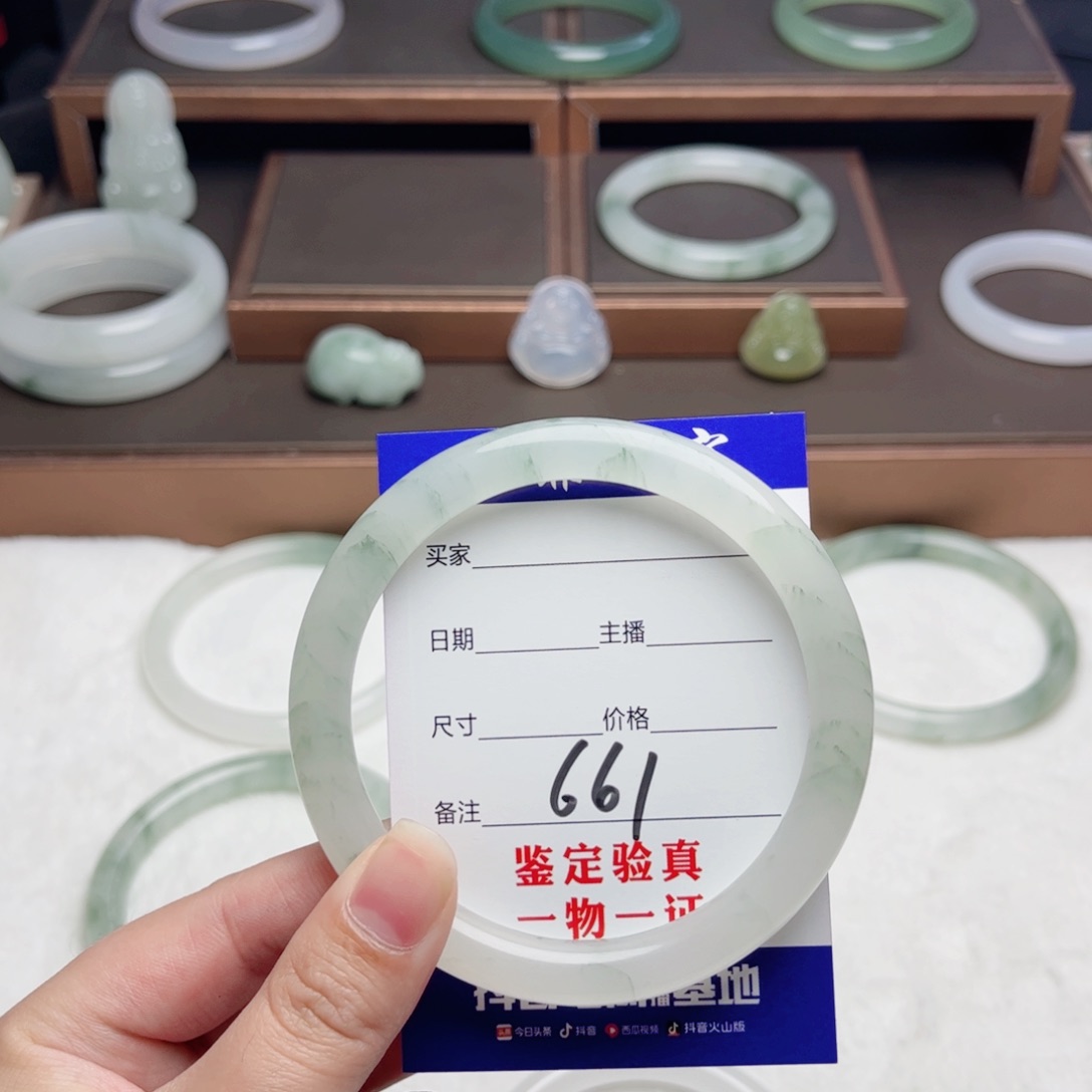石英质玉未镶嵌手镯是**呀
