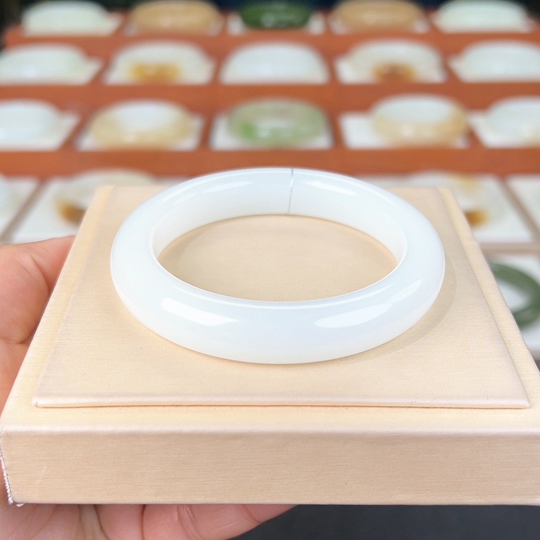 和田玉手镯未镶嵌白玉