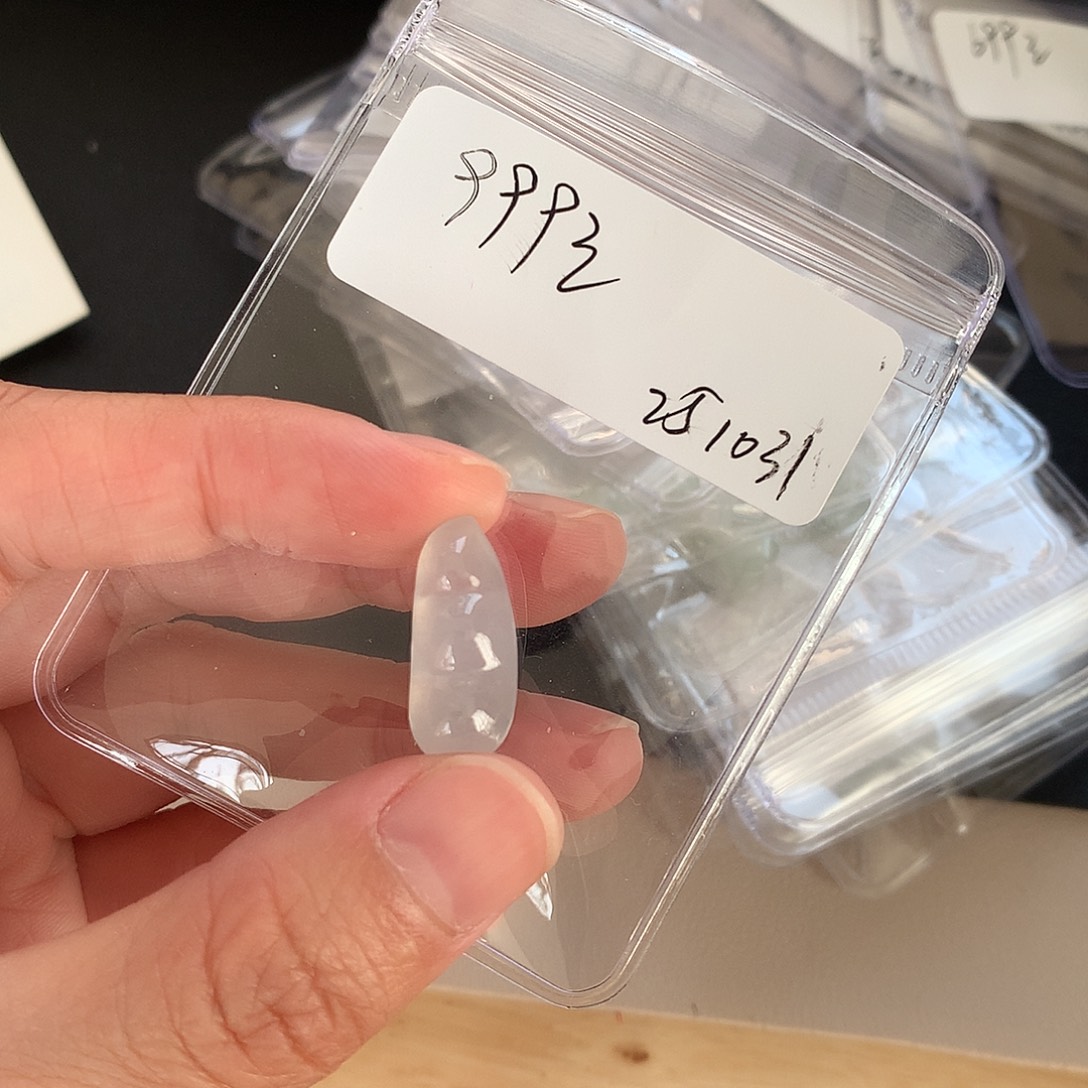 翡翠未镶嵌颈饰豆