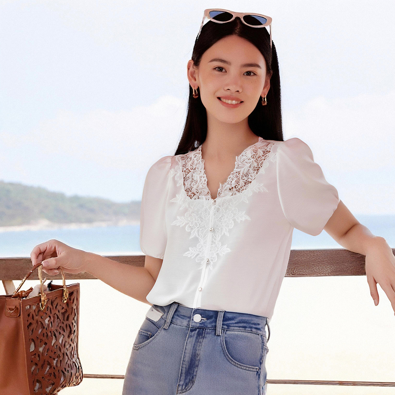 EP雅莹2025夏季新款女装 V领蕾丝拼接短袖泡泡袖白色衬衫2250A
