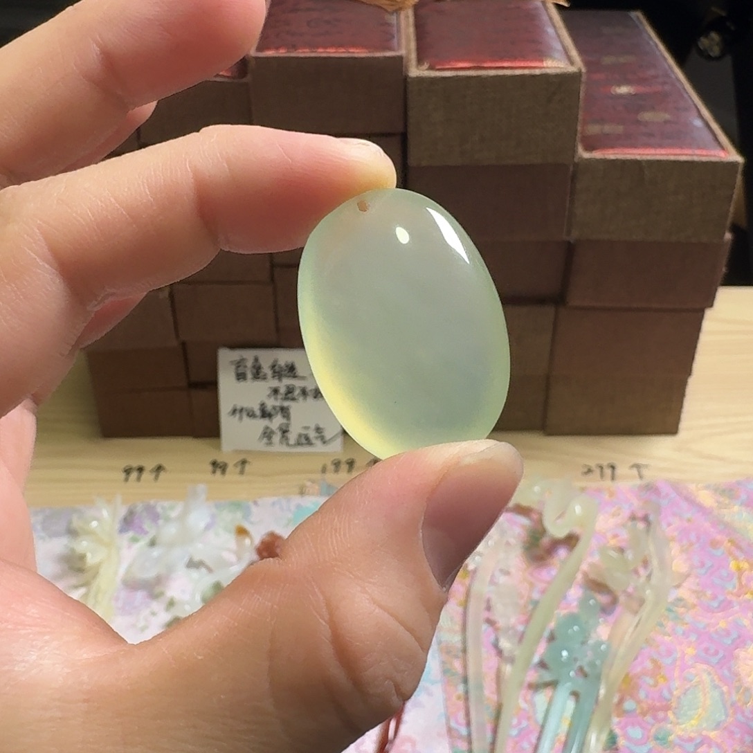 蛇纹石玉未镶嵌颈饰