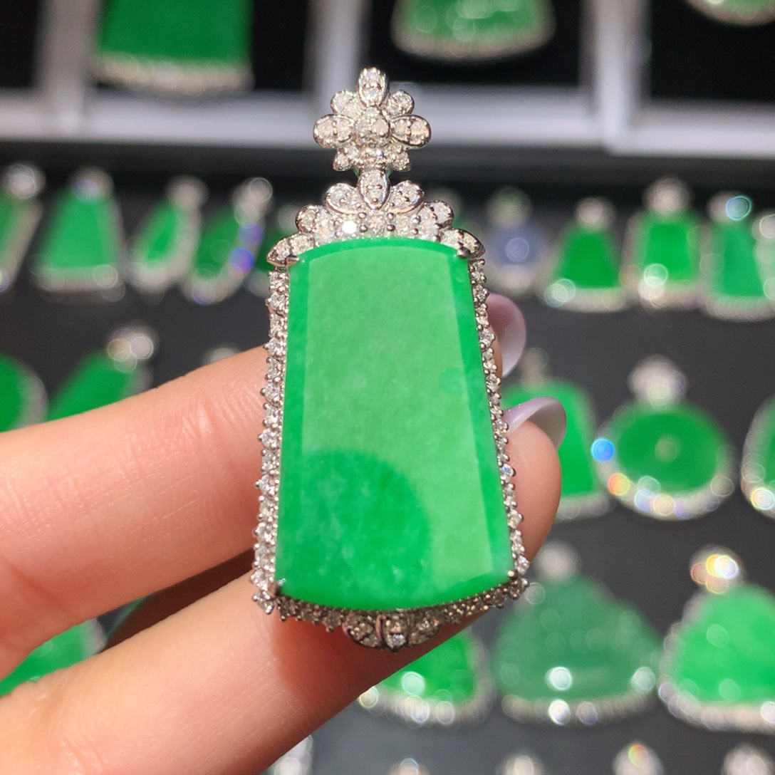 翡翠颈饰18K金镶嵌翡翠