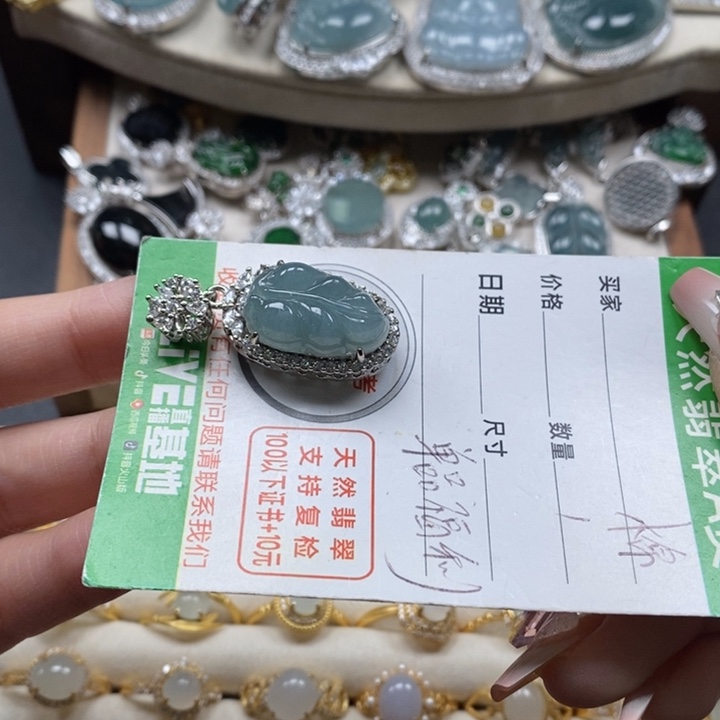 翡翠颈饰未镶嵌翡翠