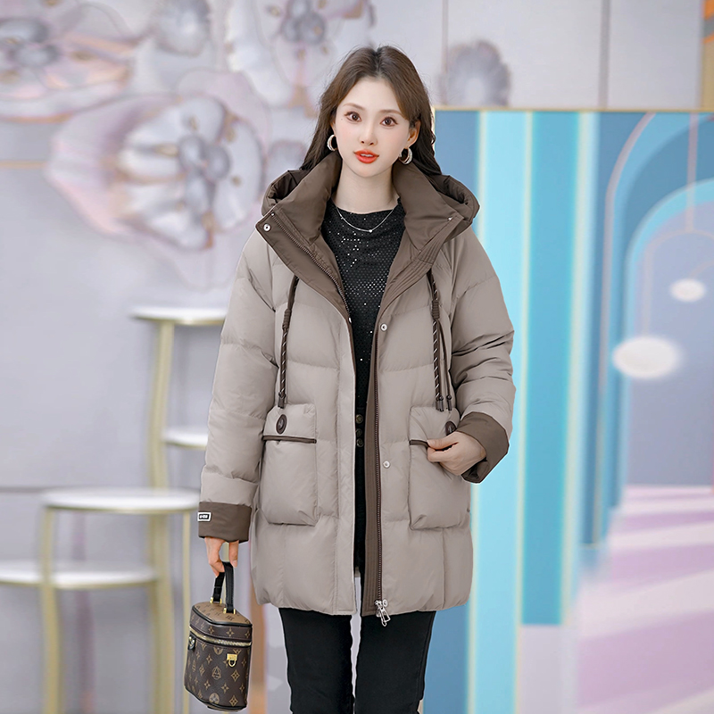 新款连帽羽绒服冬季加厚鸭绒保暖洋气减龄拼色羽绒服女