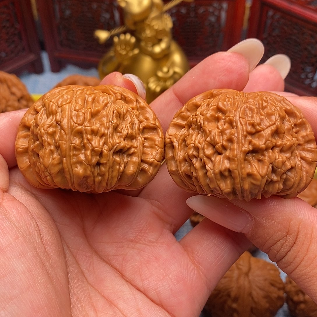 文玩核桃把件红皮闷尖球白45