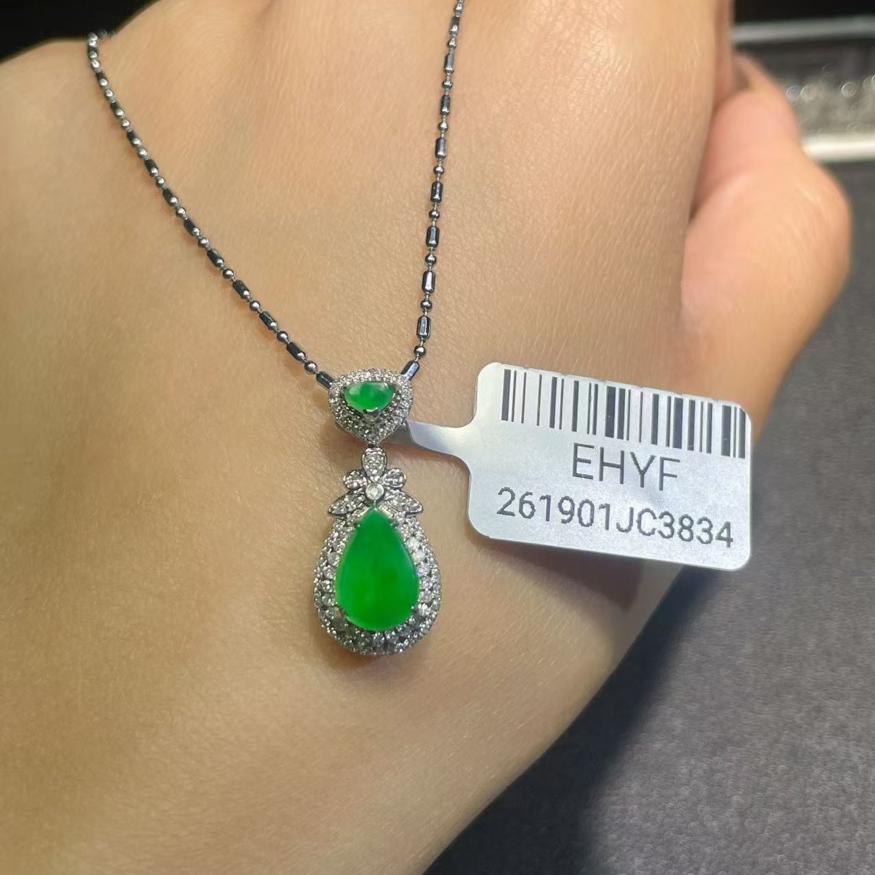 18k金镶嵌缅甸A货翡翠(不含链)