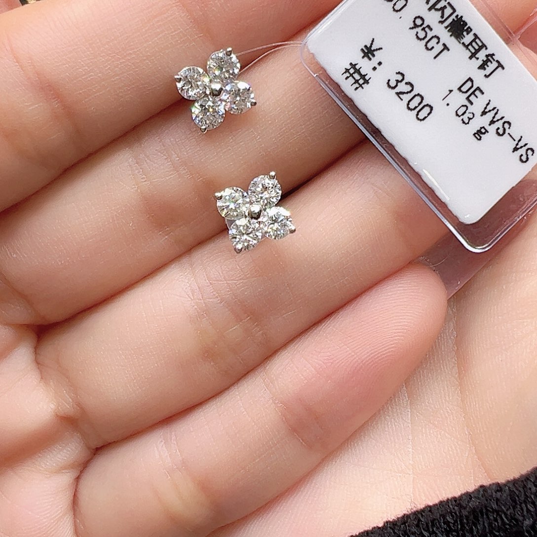 耳钉18K金镶嵌实验室培育钻石0.95克拉K白闪耀花瓣耳钉