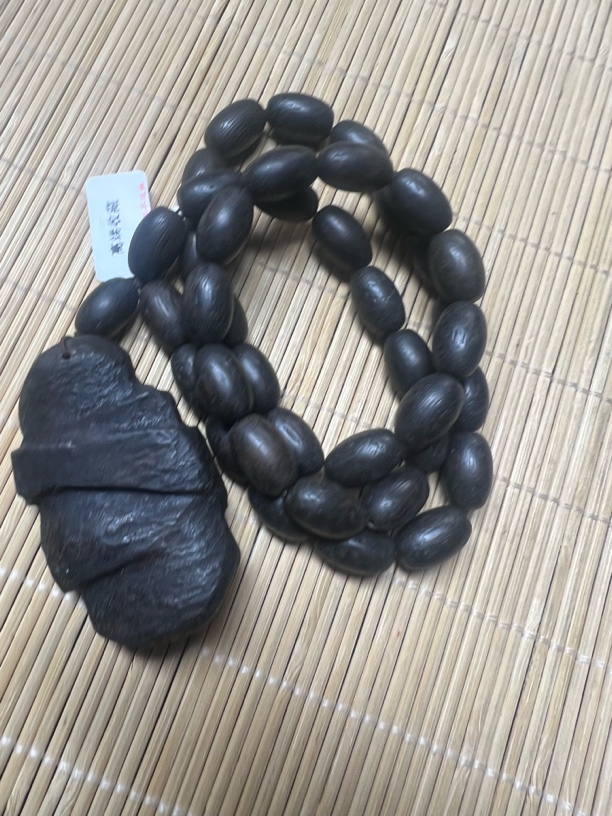 B777沉木随形吊坠