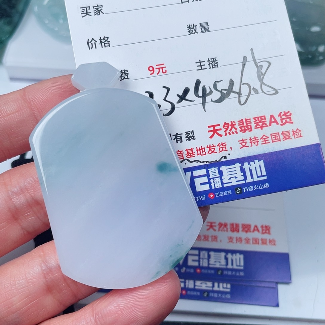 翡翠颈饰未镶嵌翡翠原货到手的手拿