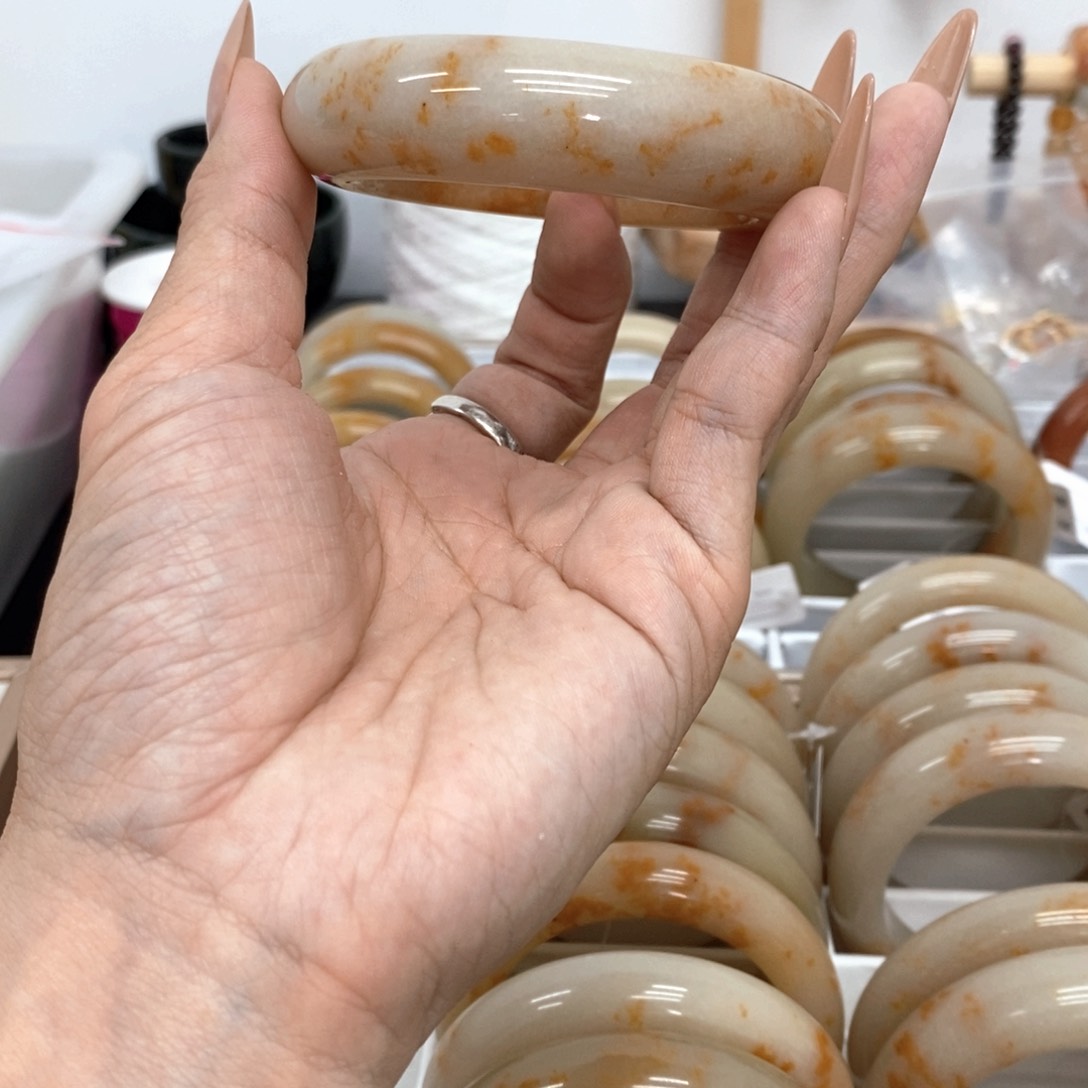 石英质玉手镯未镶嵌玫***?