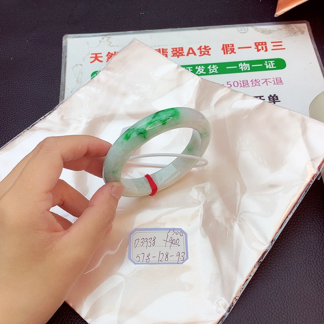 翡翠手镯未镶嵌翡翠