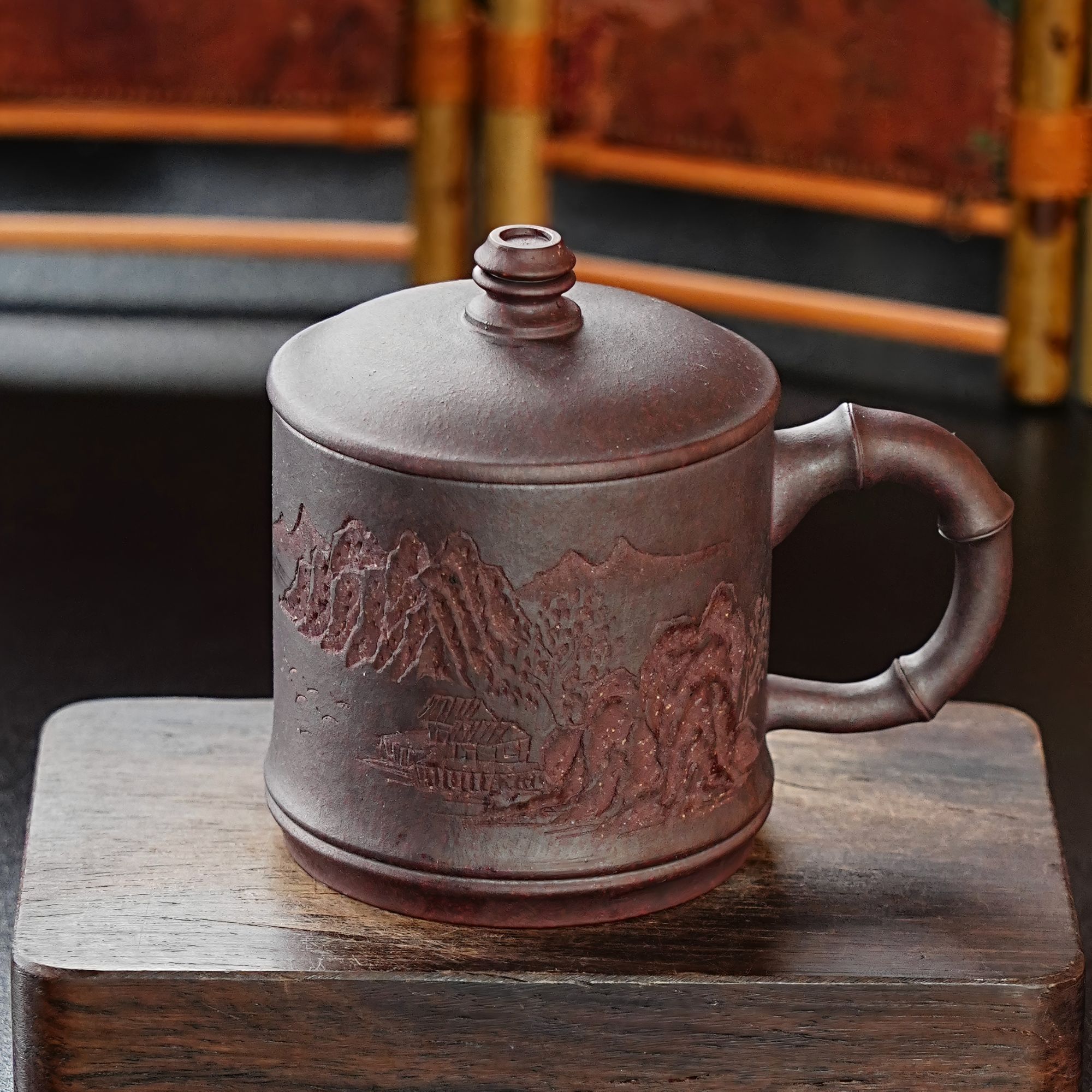 【0018】宜兴原矿紫砂刻绘观山盖杯大容量带盖茶杯办公会议室喝水杯