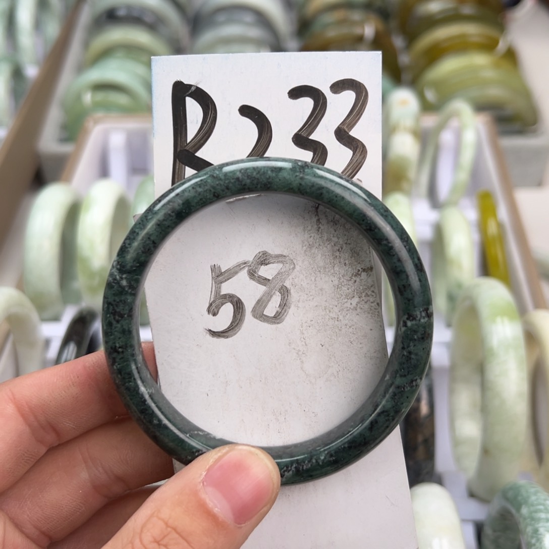 岫玉手镯未镶嵌天然岫玉微瑕，可以正常佩戴