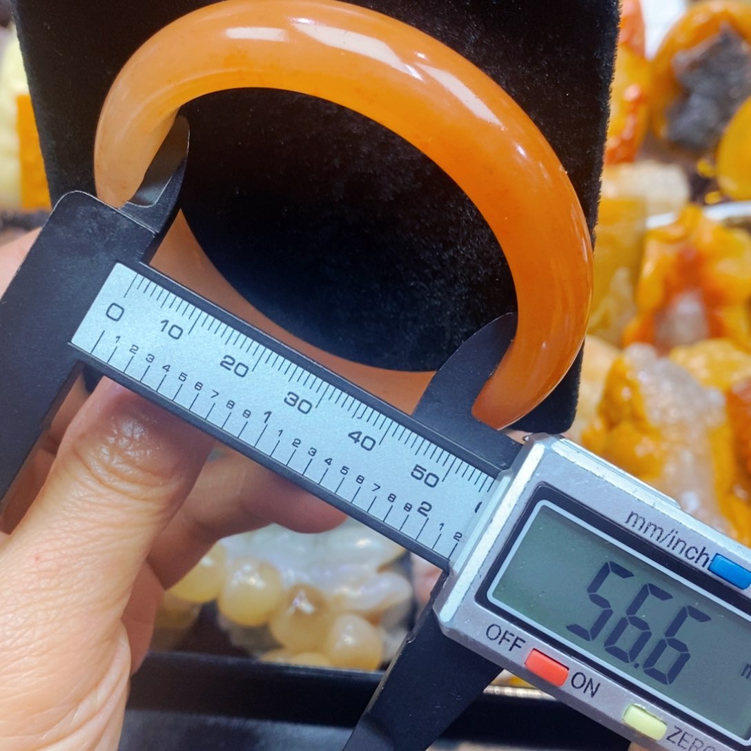 未镶嵌石英质玉（黄龙玉）颈饰
