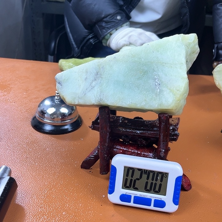 蛇纹石玉原石未镶嵌逍**在14