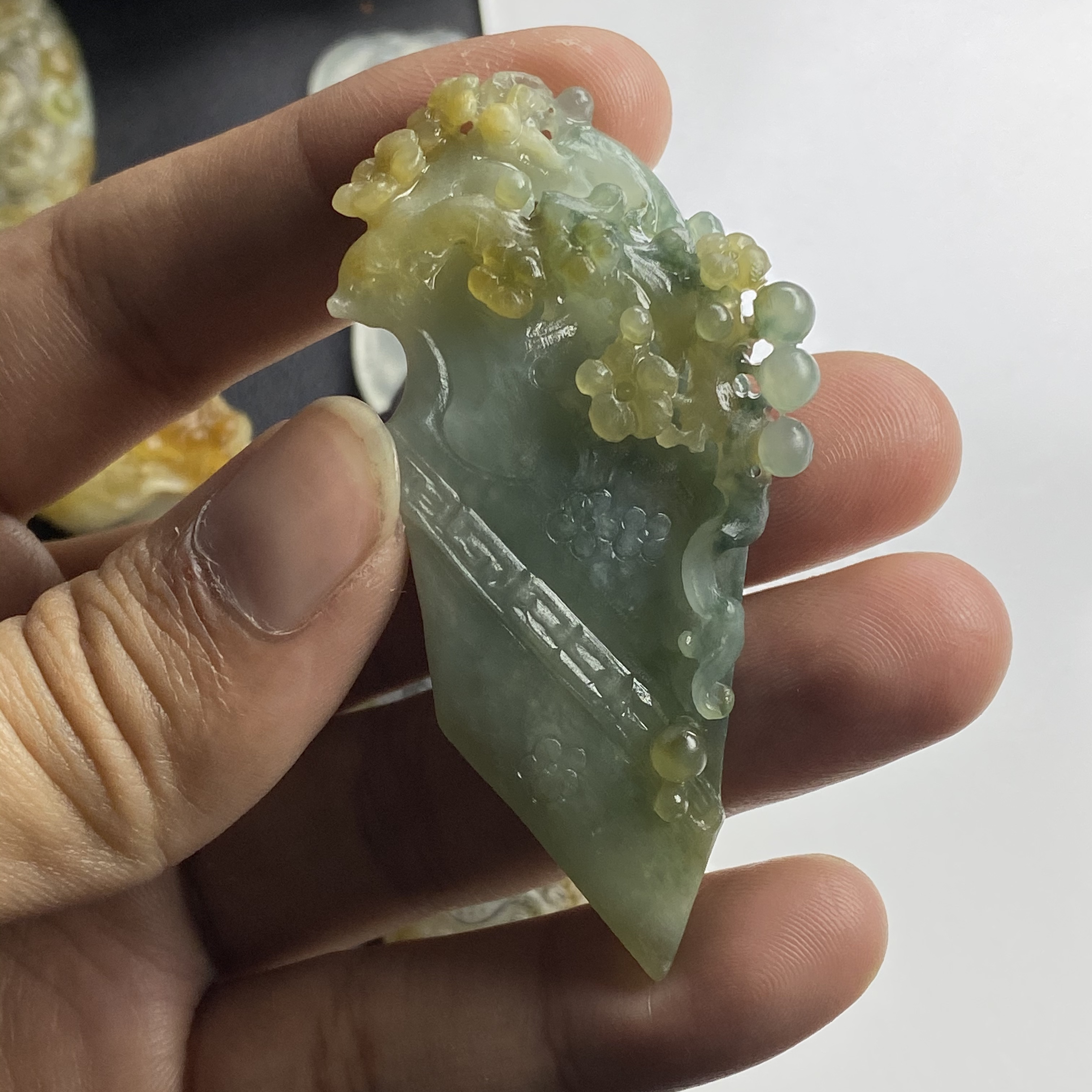 天然翡翠毛货多彩特色精工雕刻仿古鹿牌一路发财一路相伴