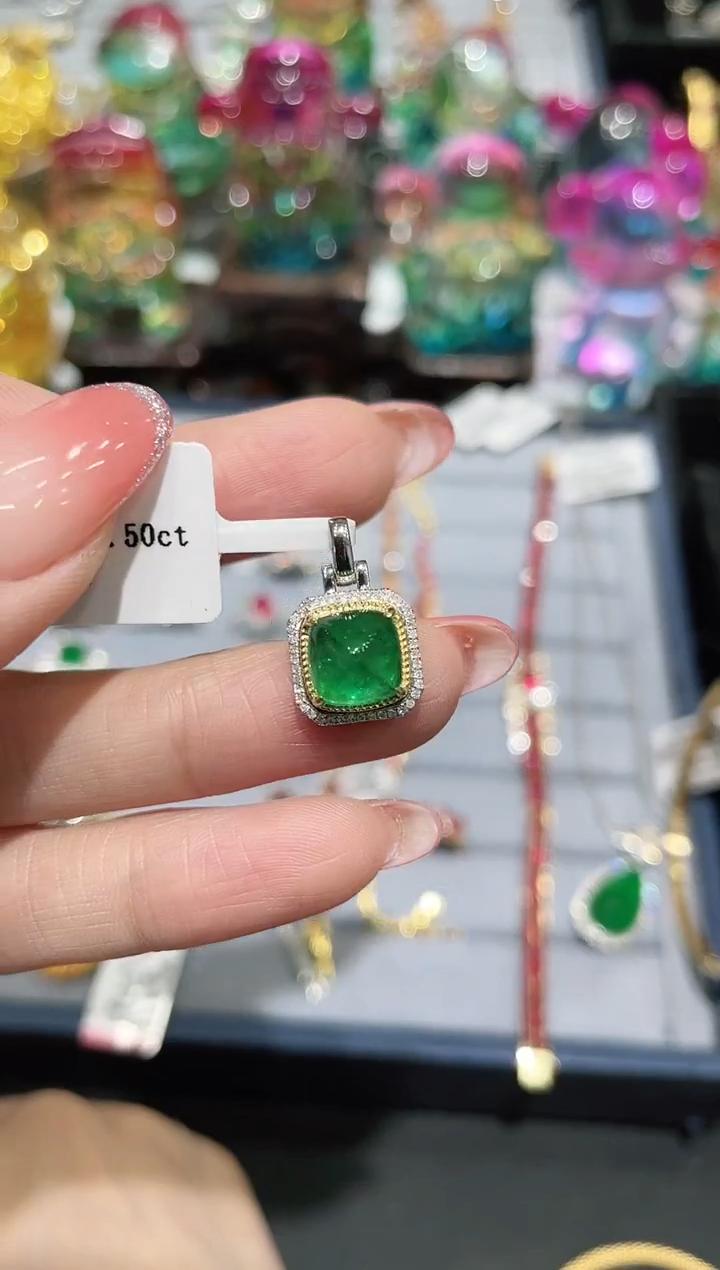 18K金镶嵌天然祖母绿吊坠唐塔款