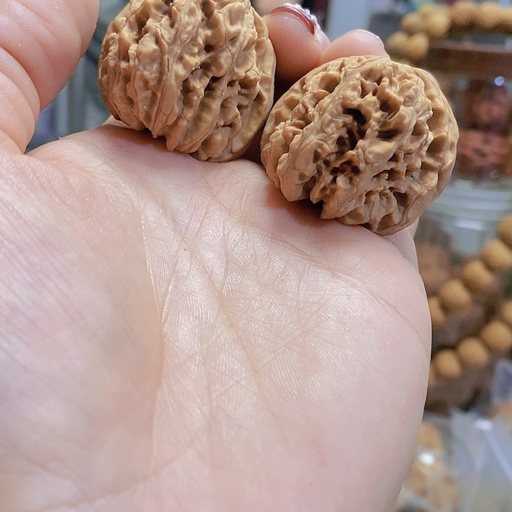 【闪购商品】文玩核桃把件36龙须谷