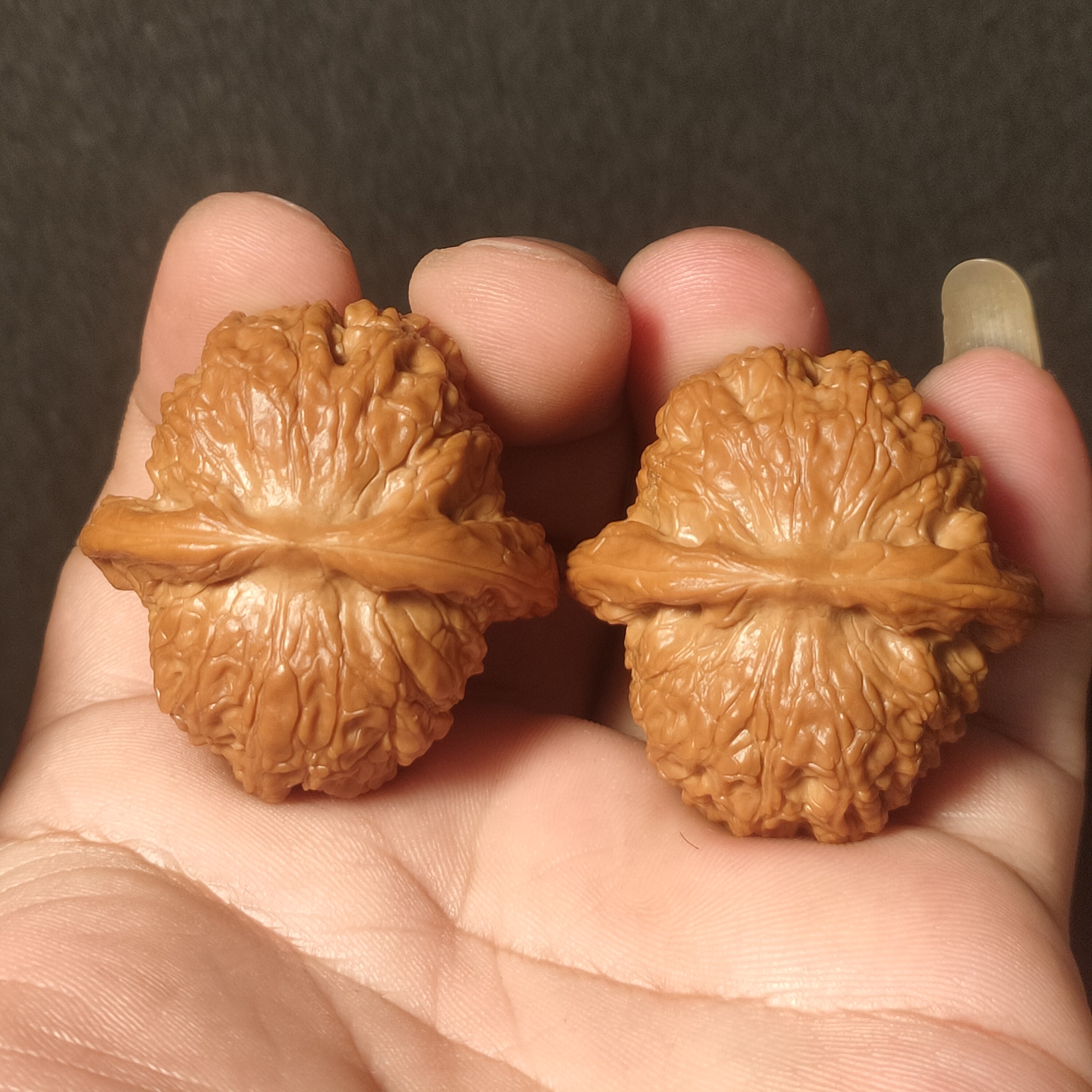 全品精配血麒麟手把件