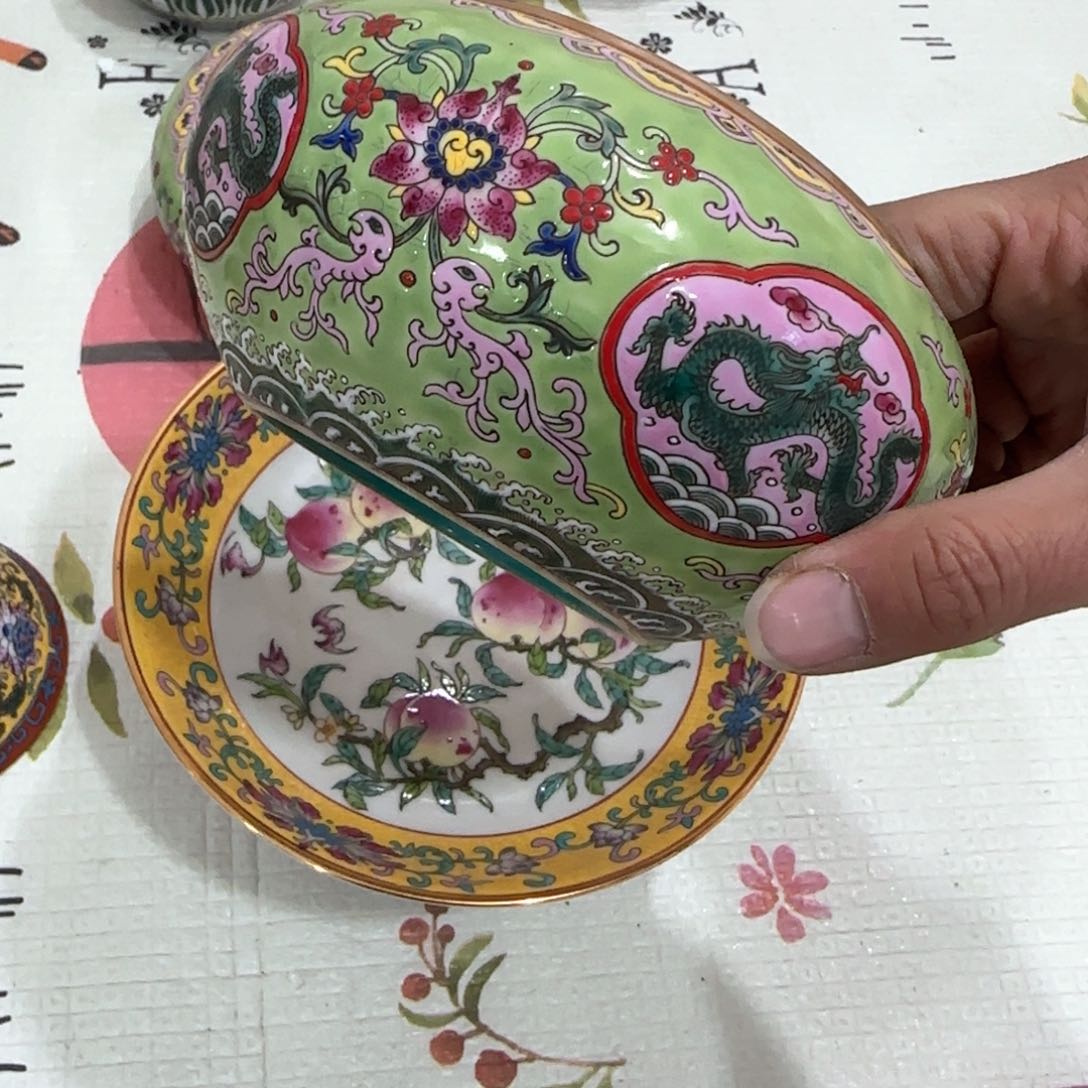 瓷片瓷器上刻了大量壁画作品以及精美