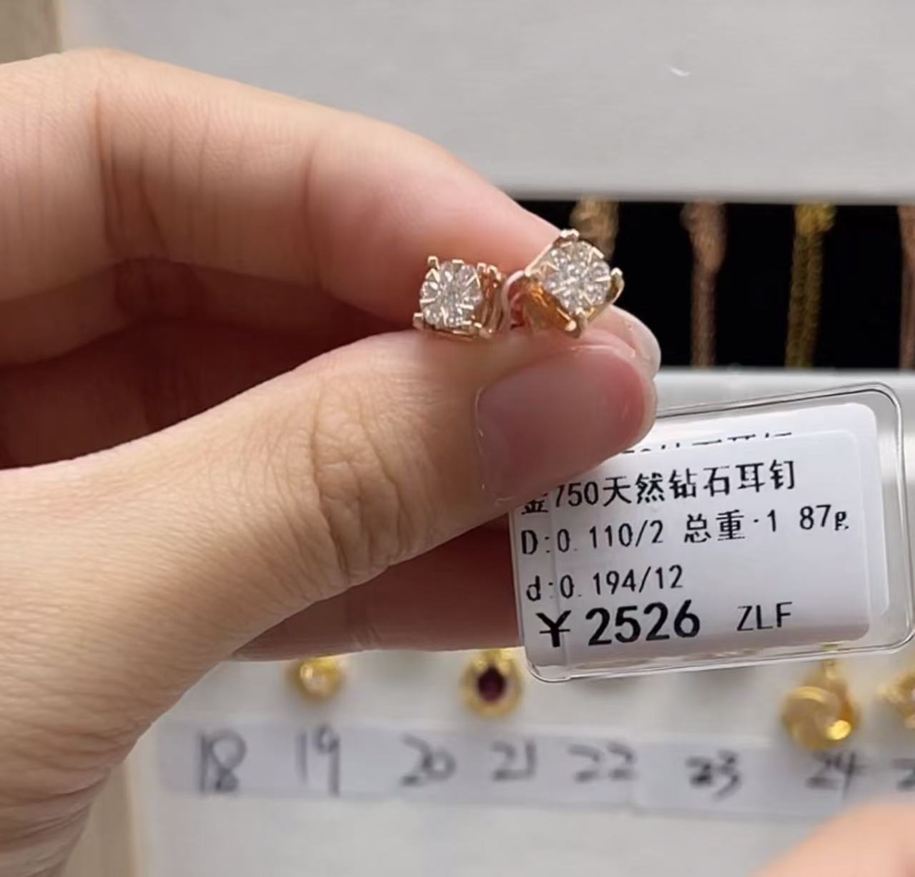 18k金钻石牛头耳钉剪断标绳不支持退换