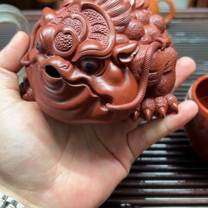 紫砂茶壶虎****?金蝉大红袍