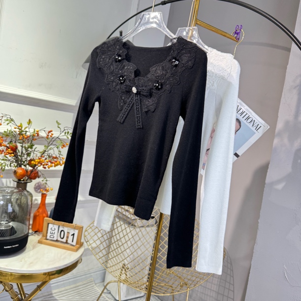 减龄少女感温婉贵妇秋冬精致钉钻V领立体花瓣修身针织打底衫