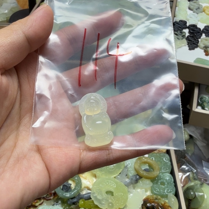 透闪石-蛇纹石玉吊坠未镶嵌