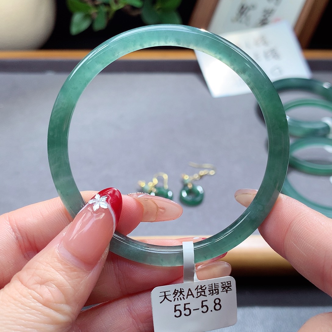 翡翠手镯（圆镯）未镶嵌