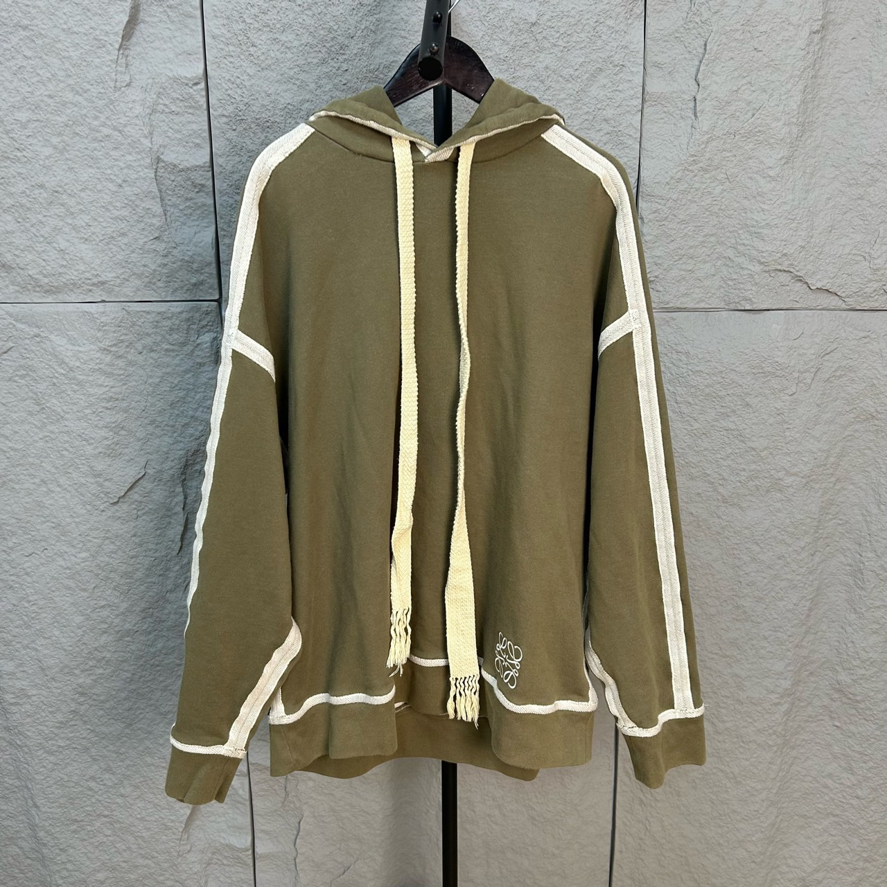 99新 LOEWE/罗意威 刺绣logo流苏抽绳橄榄色帽衫 L码 ys000740