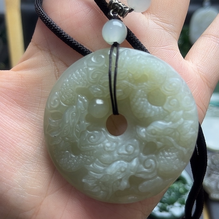 用***白和田玉未镶嵌颈饰