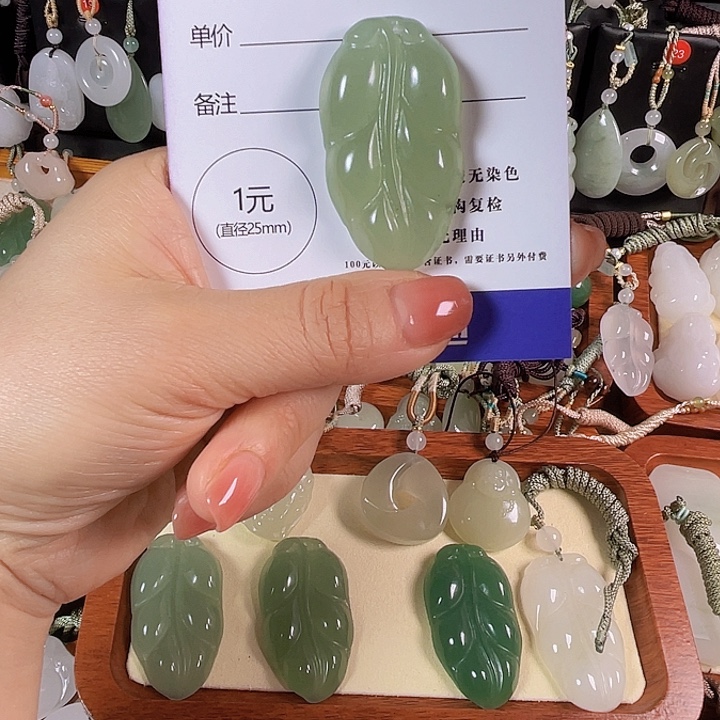 V****石英质玉未镶嵌颈饰