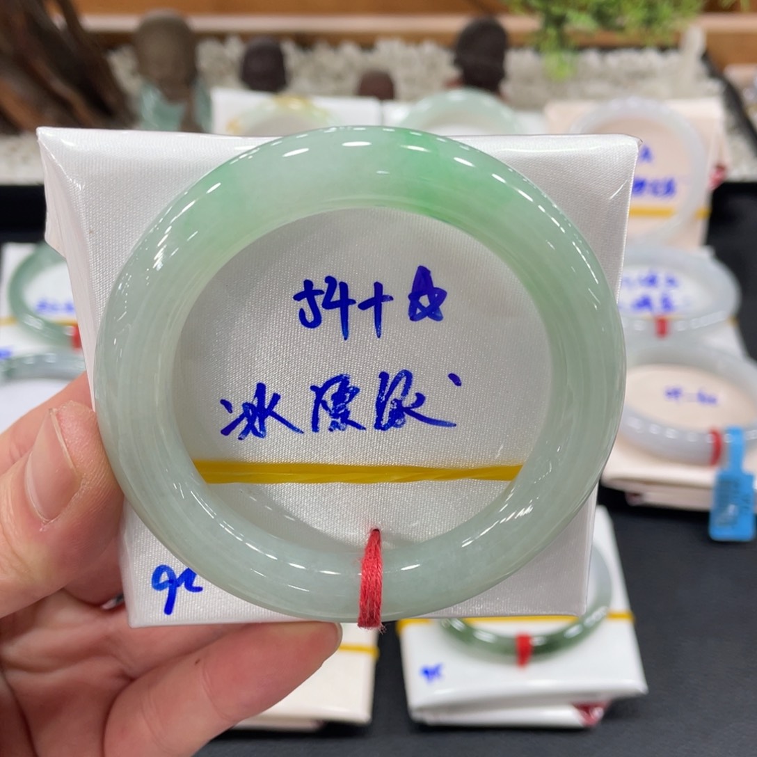翡翠手镯未镶嵌翡翠