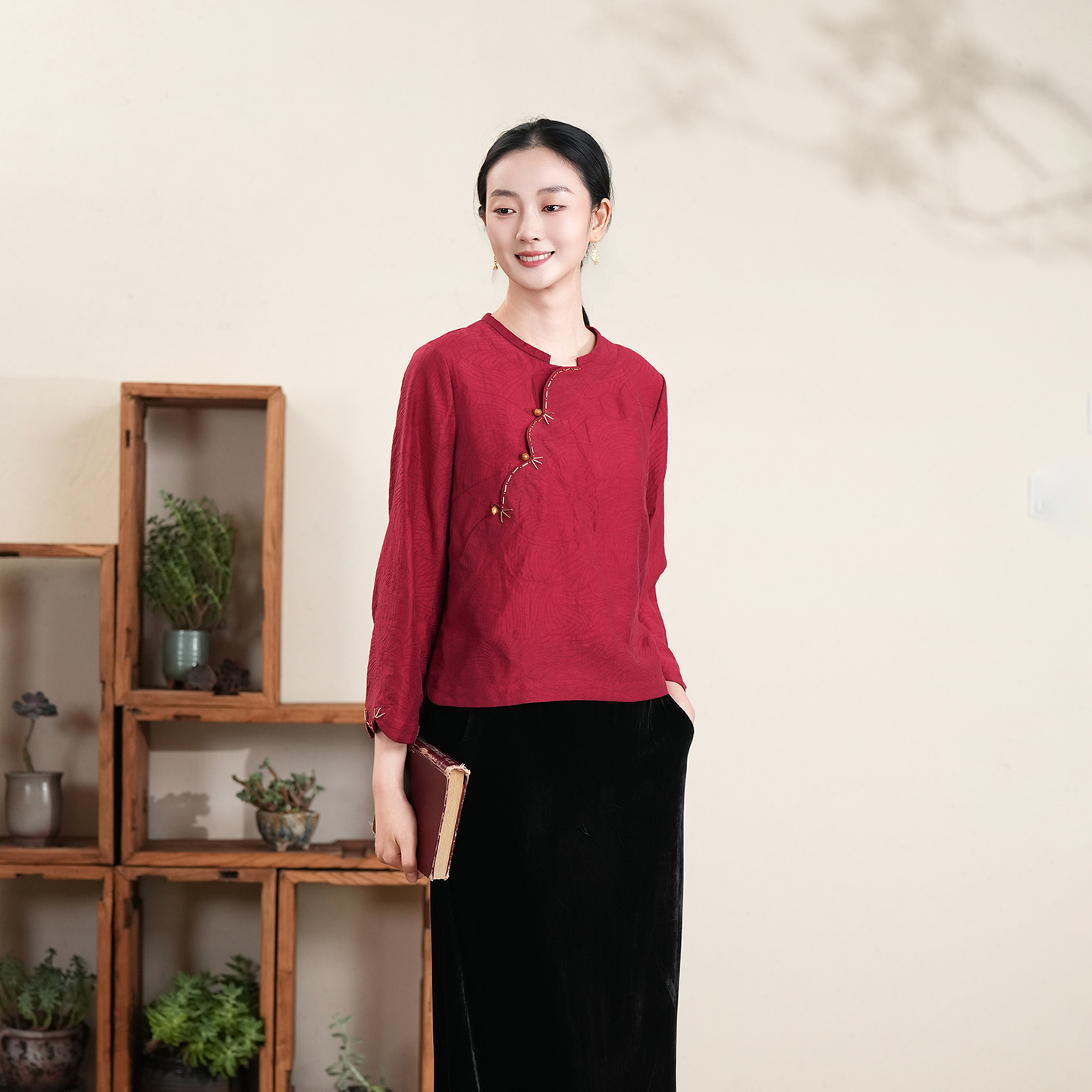 布符新中式「提花无领珠绣旗袍上衣」2026年春季长袖NCQPS13