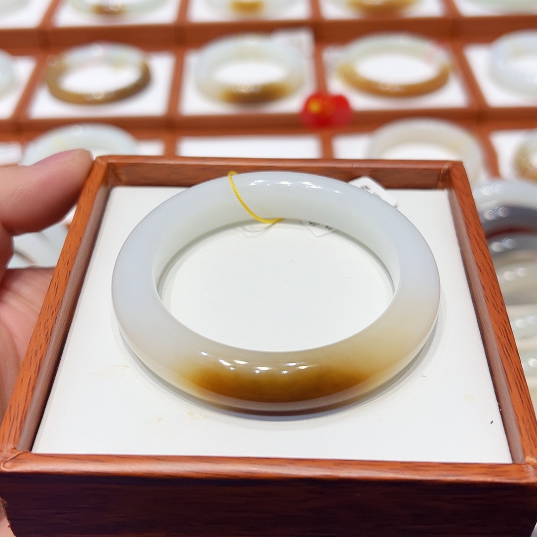 和田玉手镯未镶嵌且末一口糖