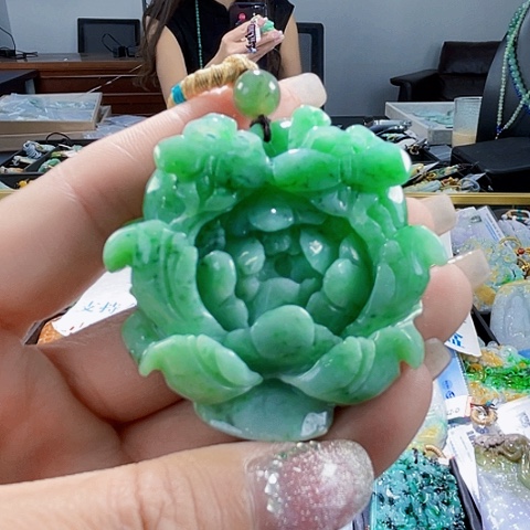 翡翠未镶嵌颈饰一个