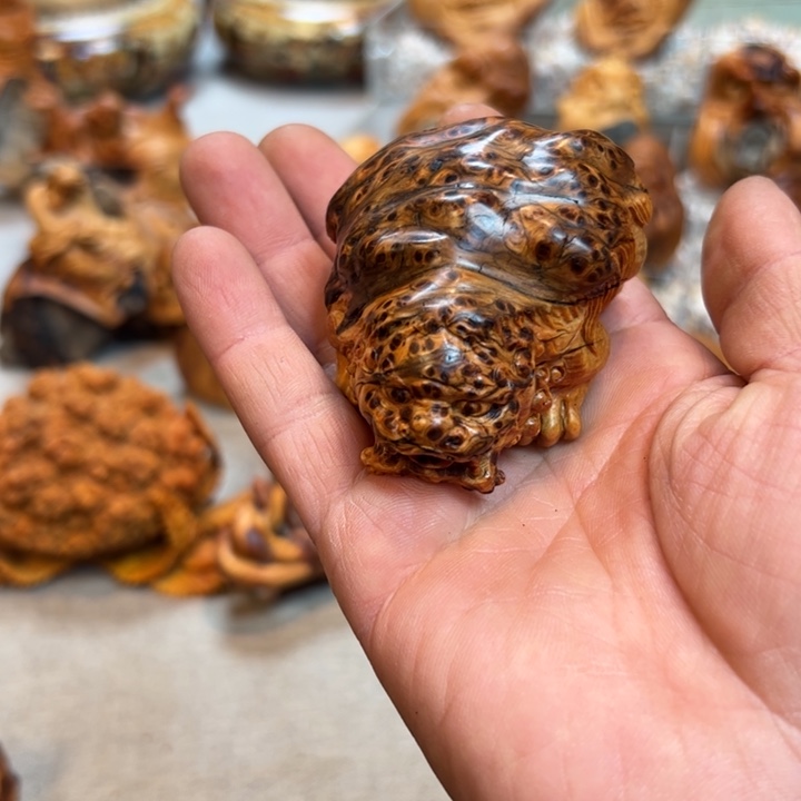 木雅****)木雕手工制作手把件