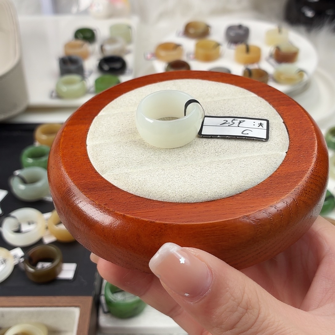 和田玉未镶嵌戒指Q6白轮胎内径18.0