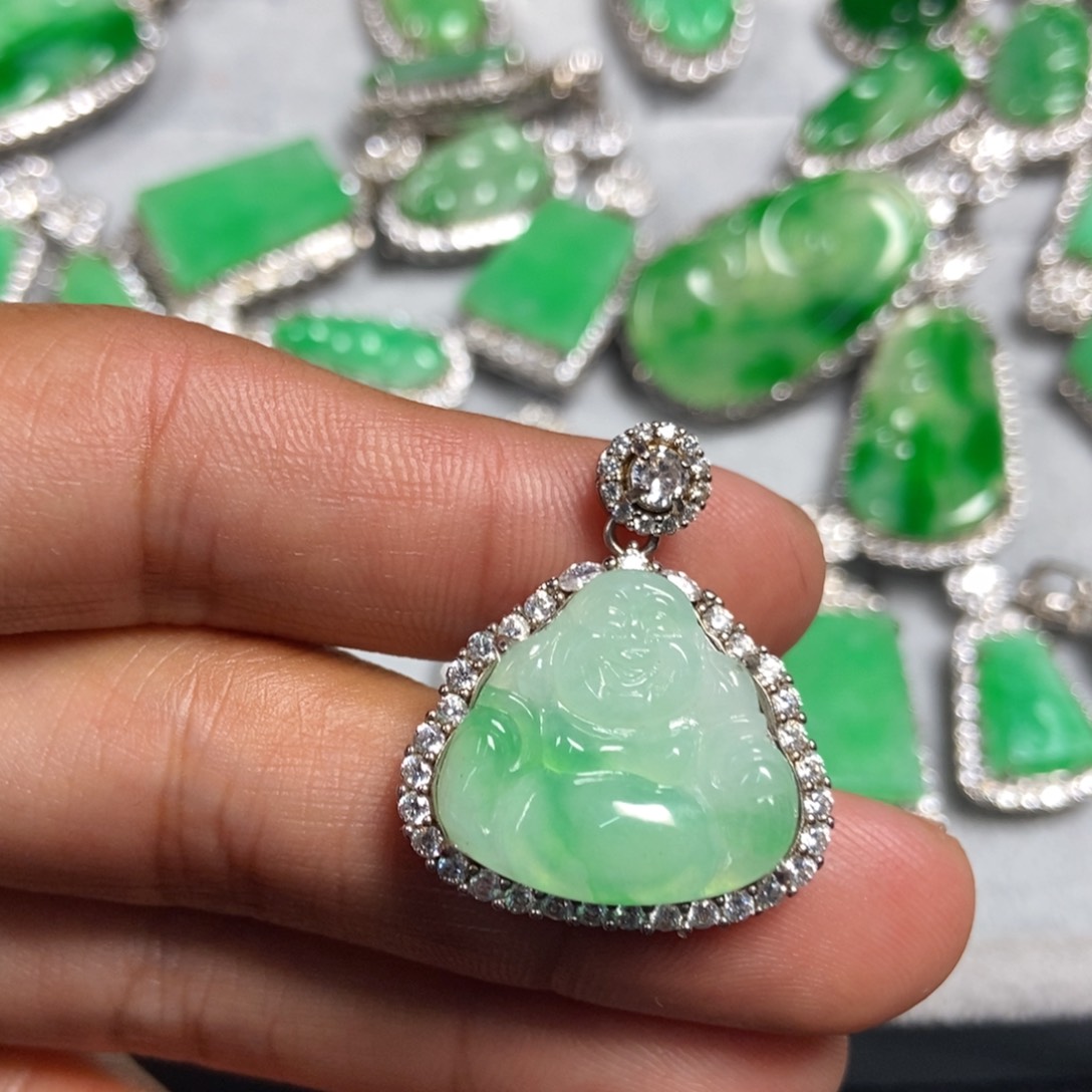 翡翠颈饰未镶嵌佛公